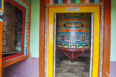 JUNBESI, NEPAL - CIRCA ECTOBER 2013: Ekim 2013 'te Junbesi' de dua çarkı.