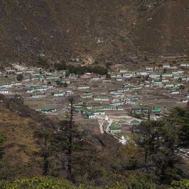 KHUMJUNG, NEPAL - CIRCA ECTOBER 2013: Himalayalar 'daki Khumjung köyünün manzarası Ekim 2013' te Khumjung.