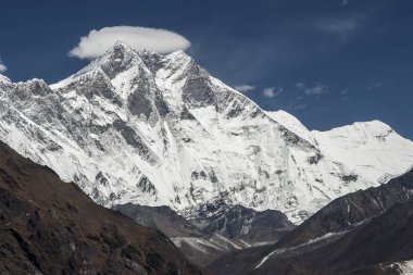 NAMCHE BAZAR, NEPAL - CIRCA ECTOBER 2013: Namche Bazaar yakınlarından Himalayaların (Lhotse) manzarası Ekim 2013 'te Namche Bazar.