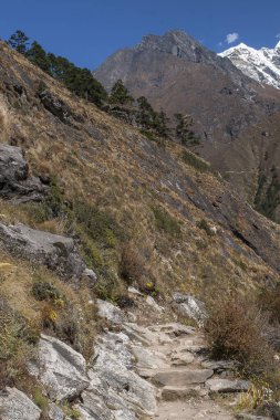 MONG LA, NEPAL - CIRCA ECTOBER 2013: Mong La 'da Ekim 2013' te Phortse Thang 'e giden Himalayaların manzarası.