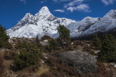 PANGBOCHE, NEPAL - CIRCA ECTOBER 2013: Pangboche 'dan Ama Dablam' ın görüntüsü Ekim 2013 Pangboche.