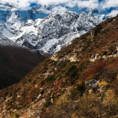 PANGBOCHE, NEPAL - CIRCA ECTOBER 2013: Pangboche köyünden Himalayaların manzarası Ekim 2013 'te Pangboche.