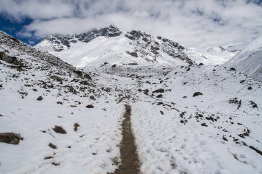 SOMARE, NEPAL - CIRCA ECTOBER 2013: Somare 'den Dingboche' a Himalayaların manzarası Ekim 2013 'te Somare' de.