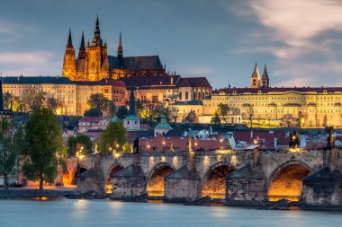 PRAG, CZECH REPUBLIC - CIRCA MAYIS 2017: Prag tarihi merkezi, kale, Hradcany, Charles bridge ve Vltava 'nın görüntüsü Mayıs 2017' de Prag 'da.