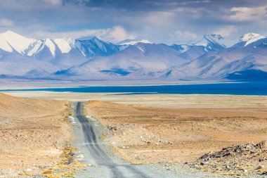 Tacikistan, Pamir 'deki Karakul gölünün güzel manzarası