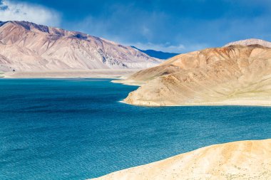 Tacikistan, Pamir 'deki Yashikul Gölü' nün güzel manzarası