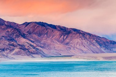 Tacikistan, Pamir 'deki Yashikul Gölü' nün güzel manzarası