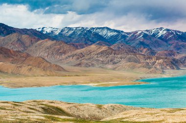 Tacikistan, Pamir 'deki Yashikul Gölü' nün güzel manzarası