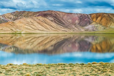 Tacikistan 'da Pamir' de Bulunkul Gölü 'nün güzel manzarası