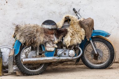 BULUNKUL, TAJIKISTAN - CIRCA HAZİRAN 2017: Nerede kul köyünde motosiklet görüntüsü Haziran 2017 sıralarında Bulunkul 'da.