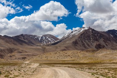 Pamir 'in güzel manzarası ve Wachan Koridoru boyunca uzanan yol