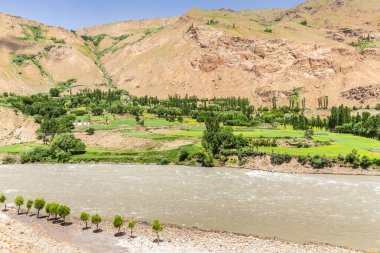 Wachan Koridoru boyunca Pamir, Afganistan ve Panj Nehri 'nin güzel manzarası