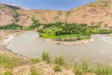 Wachan Koridoru boyunca Pamir, Afganistan ve Panj Nehri 'nin güzel manzarası