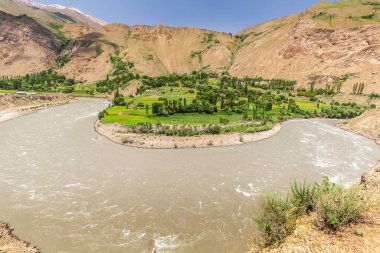 Wachan Koridoru boyunca Pamir, Afganistan ve Panj Nehri 'nin güzel manzarası