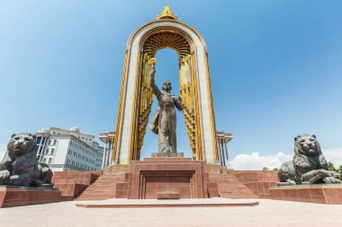 DUSHANBE, TAJIKISTAN - CIRCA HAZİRAN 2017: Dushanbe 'nin merkezinde Ismoil Somoni Heykeli Haziran 2017' de Dushanbe 'de.
