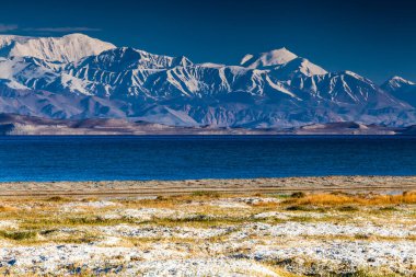 Tacikistan, Pamir 'deki Karakul gölünün güzel manzarası