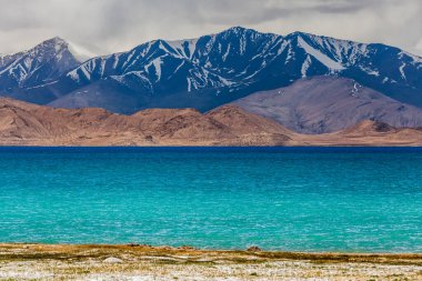 Tacikistan, Pamir 'deki Karakul gölünün güzel manzarası
