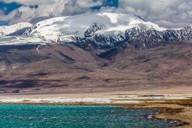 Tacikistan, Pamir 'deki Karakul gölünün güzel manzarası