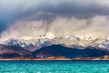 Tacikistan, Pamir 'deki Karakul gölünün güzel manzarası
