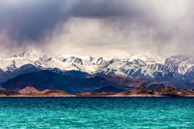Tacikistan, Pamir 'deki Karakul gölünün güzel manzarası