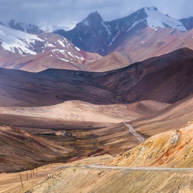 Tacikistan 'daki Ak-Baital Geçidi' ndeki Pamir dağlarının güzel manzarası.