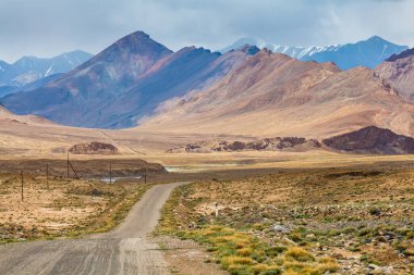 Tacikistan 'daki Pamir Otoyolu' nun güzel manzarası.