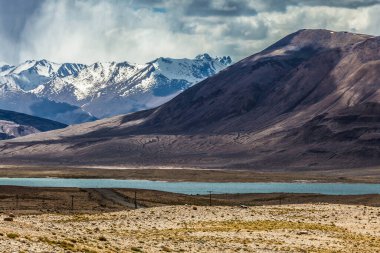 Tacikistan, Pamir 'deki Sasykkul gölünün güzel manzarası