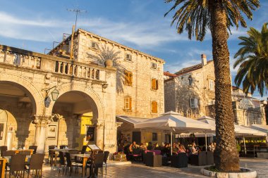 Hırvatistan 'ın Hvar adasındaki Hvar kasabasının güzel manzarası Eylül 2016' da Hvar 'da.