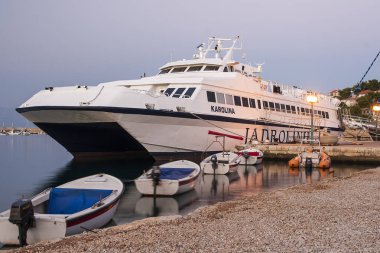 Ağustos 2016 'da Jelsa' da Hvar adasındaki Jelsa limanına demirlemiş yolcu feribotu..