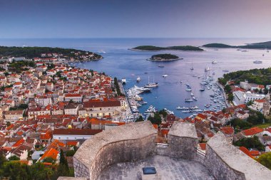 Hırvatistan 'ın Hvar adasındaki Hvar kasabasının güzel manzarası Eylül 2016' da Hvar 'da.