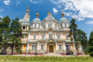 ALMATY, KAZAKHSTAN - CIRCA JUNE 2017: Zenkov Katedrali olarak da bilinen Yükseliş Katedrali, Almaty 'deki Panfilov Parkı' nda Haziran 2017 civarında yer alan bir Rus Ortodoks katedrali..