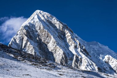 KALA PATTHAR, NEPAL - CIRCA ECTOBER 2013: Kala Patthar 'dan Pumori' nin görünümü Ekim 2013 'te Kala Patthar' da.