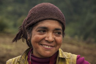 JUNBESI, NEPAL - CIRCA ECTOBER 2013: Nepalli kadın Ekim 2013 'te Junbesi' de.