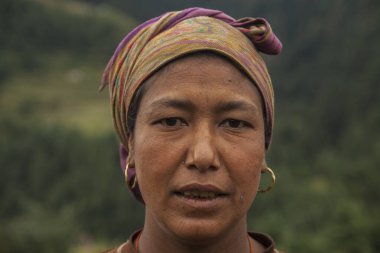 JUNBESI, NEPAL - CIRCA ECTOBER 2013: Nepalli kadın Ekim 2013 'te Junbesi' de.