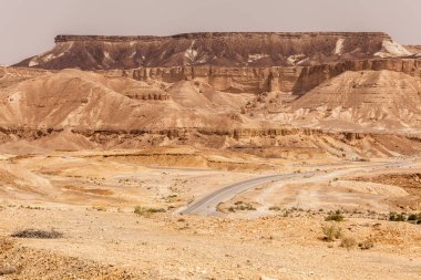 İsrail 'deki Negev Çölü' nden geçen yol manzarası.