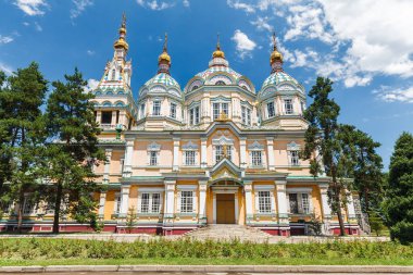ALMATY, KAZAKHSTAN - CIRCA JUNE 2017: Zenkov Katedrali olarak da bilinen Yükseliş Katedrali, Almaty 'deki Panfilov Parkı' nda Haziran 2017 civarında yer alan bir Rus Ortodoks katedrali..
