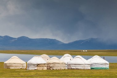 Song Kul - Kırgızistan 'ın Tian Shan Dağları' ndaki yüksek alp gölü