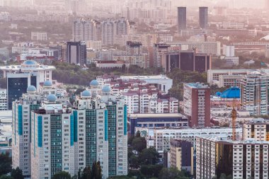ALMATY, KAZAKHSTAN - CIRCA HAZİRAN 2017: Kazakistan 'daki Almaty şehrinin bir panoraması Haziran 2017' de Almaty 'de.