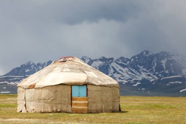 Song Kul - Kırgızistan 'ın Tian Shan Dağları' ndaki yüksek alp gölü