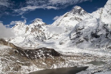 Himalayalar 'da yürürken her Ekim 2013' te Shivalaya 'da asılan köprüler..