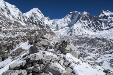 Himalayalar 'da yürürken her Ekim 2013' te Shivalaya 'da asılan köprüler..