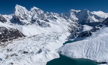 Himalayalar 'da yürürken her Ekim 2013' te Shivalaya 'da asılan köprüler..