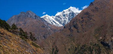 MONG LA, NEPAL - CIRCA ECTOBER 2013: Mong La 'da Ekim 2013' te Phortse Thang 'e giden Himalayaların manzarası.