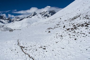 DINGBOCHE, NEPAL - CIRCA ECTOBER 2013: Ekim 2013 'te Dingboche' daki geçitten Himalayalar 'a bakış.