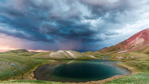 Gyönyörű Kilátás Nyílik Tulpar Kul Kirgizisztánban Vihar Alatt — Stock Fotó