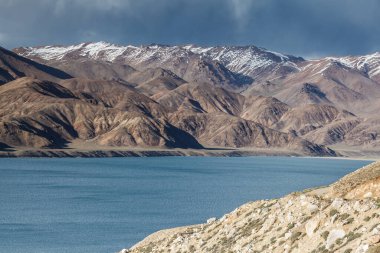 Tacikistan, Pamir 'deki Yashikul Gölü' nün güzel manzarası
