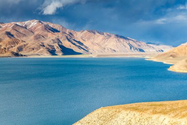 Tacikistan, Pamir 'deki Yashikul Gölü' nün güzel manzarası