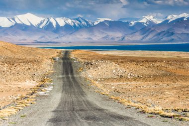 Tacikistan, Pamir 'deki Karakul gölünün güzel manzarası
