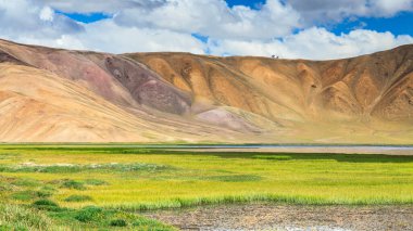 Tacikistan 'da Pamir' de Bulunkul Gölü 'nün güzel manzarası