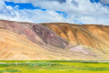 Tacikistan 'da Pamir' de Bulunkul Gölü 'nün güzel manzarası